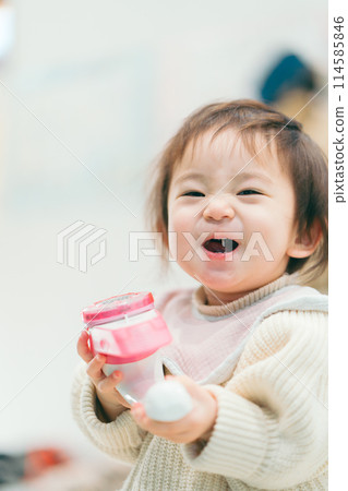 看著相機笑的嬰兒 114585846