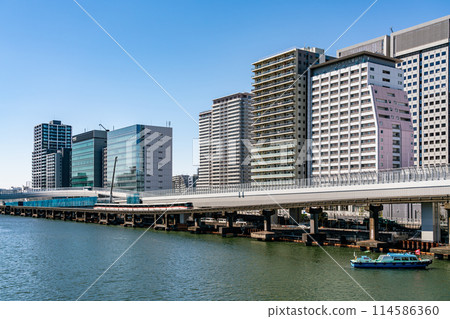 [Tokyo] A clear blue sky and cityscape along the Keihin Canal 114586360