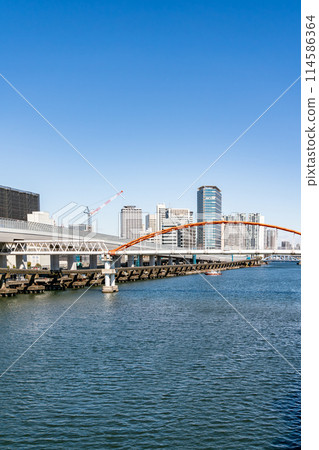 [Tokyo] A clear blue sky and cityscape along the Keihin Canal 114586364