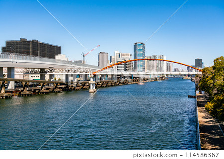 [Tokyo] A clear blue sky and cityscape along the Keihin Canal 114586367