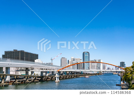 [Tokyo] A clear blue sky and cityscape along the Keihin Canal 114586368