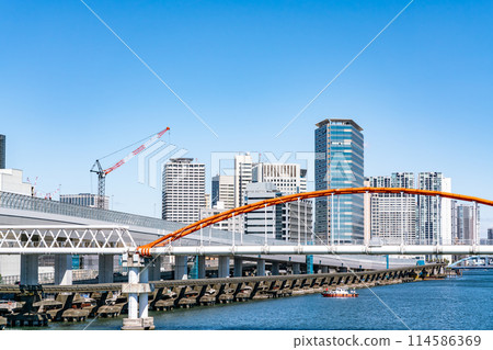 [Tokyo] A clear blue sky and cityscape along the Keihin Canal 114586369