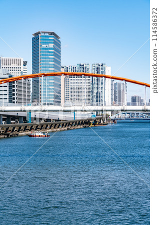 [東京] 晴朗的藍天和京濱運河沿岸的城市風光 114586372