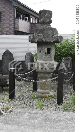 Hexagonal stone lantern in Tamamura Town, Gunma Prefecture Hexagonal stone lantern in Tamamura Town, Gunma Prefecture 114586392