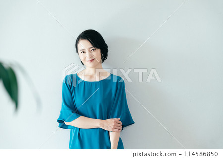 微笑對照相機的婦女 114586850