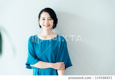 微笑對照相機的婦女 114586851
