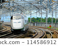 A Shinkansen train passing through Nasushiobara Station at high speed 114586912