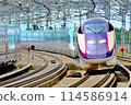 A Shinkansen train passing through Nasushiobara Station at high speed 114586914