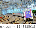 A Shinkansen train passing through Nasushiobara Station at high speed 114586918