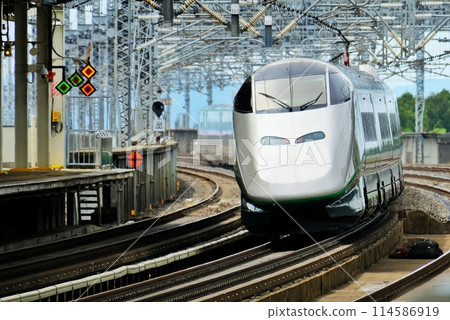 A Shinkansen train passing through Nasushiobara Station at high speed 114586919