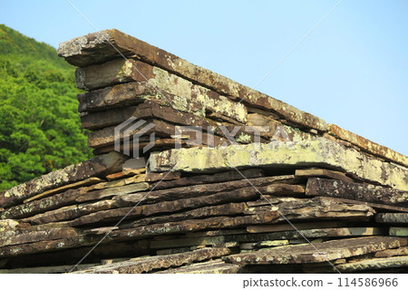A stone-roofed warehouse with a thin stone slab roof remains in the Shiine area of Tsushima. Enlarged view of the roof (preservation area) A stone-roofed warehouse with a thin stone slab roof remains in the Shiine area of Tsushima. Enlarged view of the roof (preservation area) 114586966
