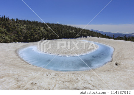 Melting snow at Kagami-numa in Hachimantai Melting snow at Kagami-numa in Hachimantai 114587912