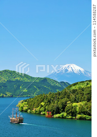 Early summer blue skies and fresh greenery in Hakone and Mount Fuji 114588287