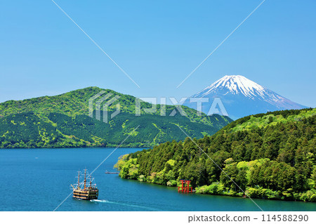 Early summer blue skies and fresh greenery in Hakone and Mount Fuji 114588290