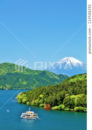 Early summer blue skies and fresh greenery in Hakone and Mount Fuji 114588292