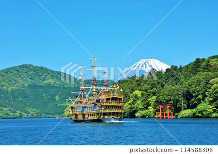 Early summer in Hakone: blue skies, pirate ships and Mt. Fuji 114588306