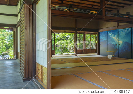 京都的新綠、臨濟宗、興勝寺（織部寺）、北條庭園、「青波」拉門 114588347