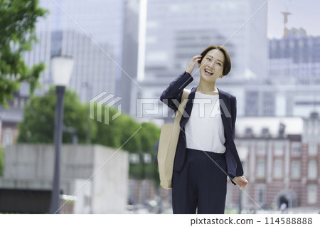 businesswoman walking in office 114588888