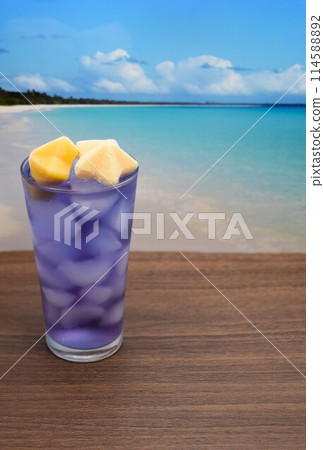 Take a break with a drink while looking at the photos you took Take a break with a drink while looking at the photos you took 114588892