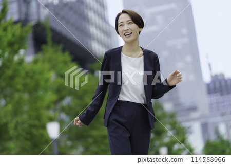 在辦公區中運行的女商人 114588966