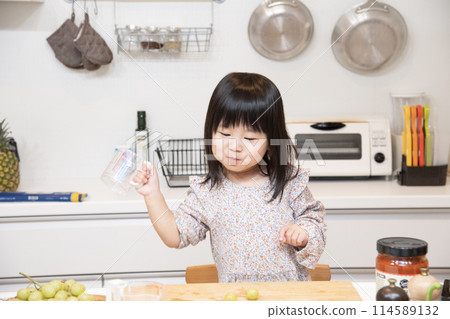 Children's kitchen help cooking Children's kitchen help cooking 114589132