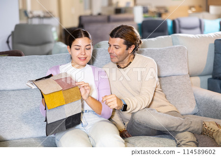 Couple choose the color of the upholstery 114589602