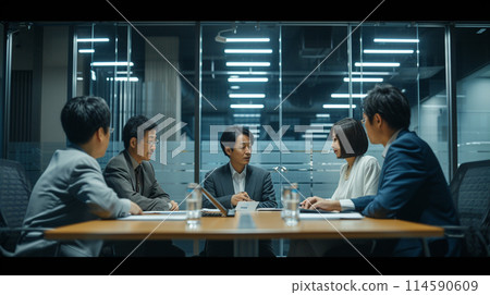 日本同事在辦公室會議室開會 114590609