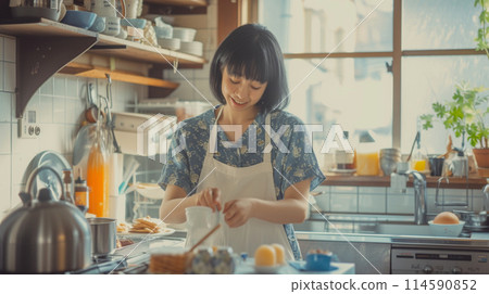 一位美麗的年輕日本女性在廚房吃早餐的肖像 114590852