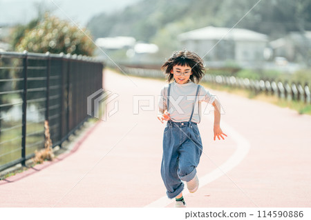 Children playing friends 114590886