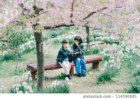 Children playing friends Children playing friends 114590895