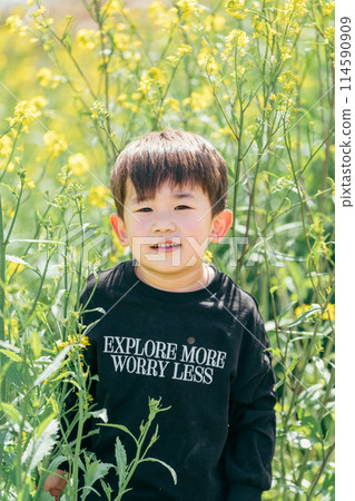 Children playing friends 114590909