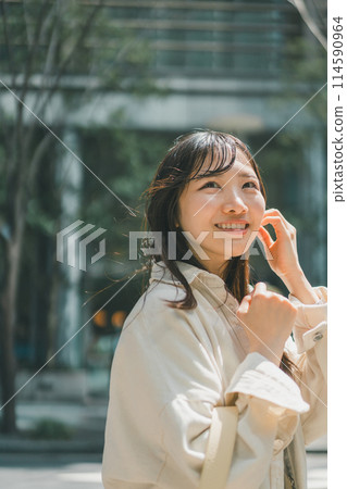 A woman enjoying window shopping in the city on a holiday 114590964