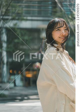 一位女士在度假時在市中心享受櫥窗購物 114590970