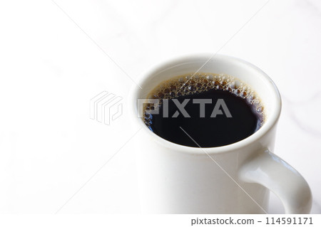 在您最喜歡的杯子裡喝著現煮咖啡休息一下的圖片 在您最喜歡的杯子裡喝著現煮咖啡休息一下的圖片 114591171