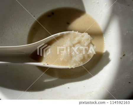 Rice porridge made by adding rice to leftover ramen soup 114592163
