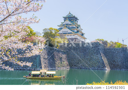 【春天的大阪城公園】大阪城天守閣和駁船【櫻花】 【春天的大阪城公園】大阪城天守閣和駁船【櫻花】 114592301