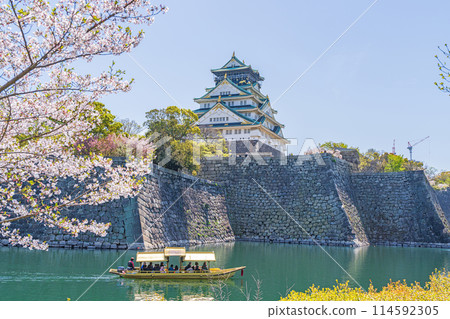 [Osaka Castle Park in Spring] Osaka Castle Tower and Royal Boat [Cherry Blossoms] 114592305
