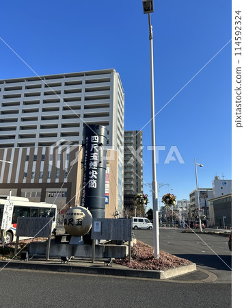 This is a four-foot fireworks smoke canister located in front of Konosu Station in Konosu City, Saitama Prefecture. 114592324