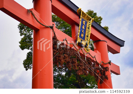 京都鬆尾大社紅色鳥居與側門（京都府京都市西京區） 114592339