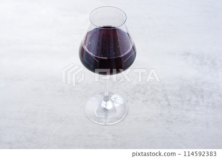 紅酒倒入酒杯 紅酒倒入酒杯 114592383