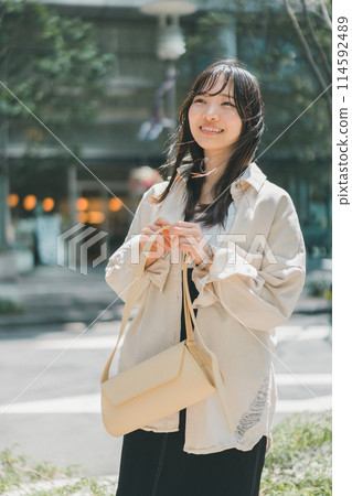 走在城市的一位小姐 114592489