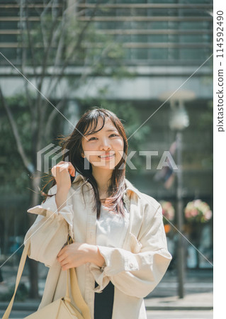 一個年輕女子度假時獨自在城市行走 114592490