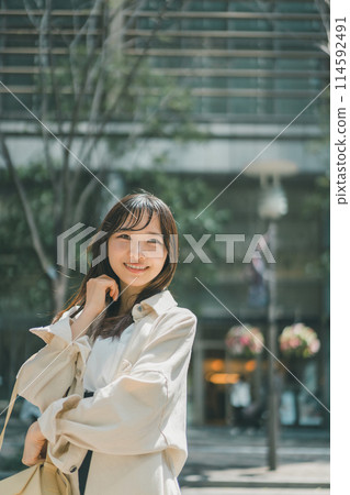 一個年輕女子度假時獨自在城市行走 114592491