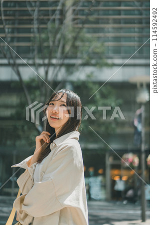 一位年輕女子度假時獨自在城裡逛街 114592492
