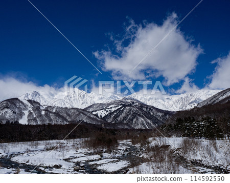 隆冬的北阿爾卑斯山、白馬三山和晴朗的天空，長野縣白馬村 114592550