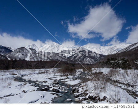 隆冬的北阿爾卑斯山、白馬三山和晴朗的天空，長野縣白馬村 114592551