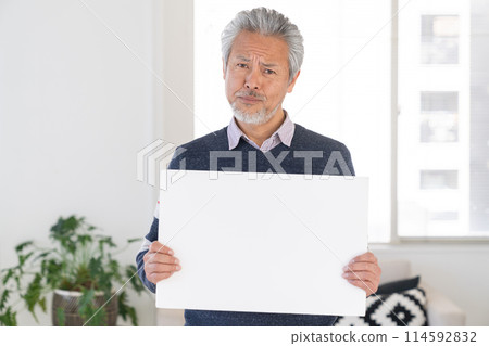 老人在白板上思考 老人在白板上思考 114592832