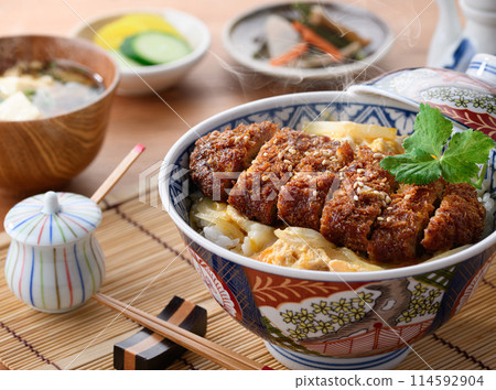 日式套餐,包含熱騰騰的豬排飯和味噌湯 日式套餐,包含熱騰騰的豬排飯和味噌湯 114592904
