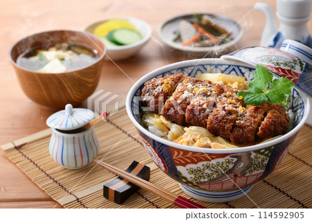 日式套餐，包含熱騰騰的豬排飯和味噌湯 114592905