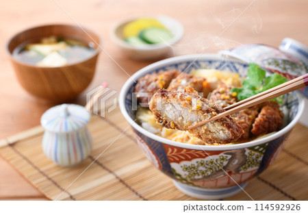 日式套餐,包含熱騰騰的豬排飯和味噌湯 日式套餐,包含熱騰騰的豬排飯和味噌湯 114592926